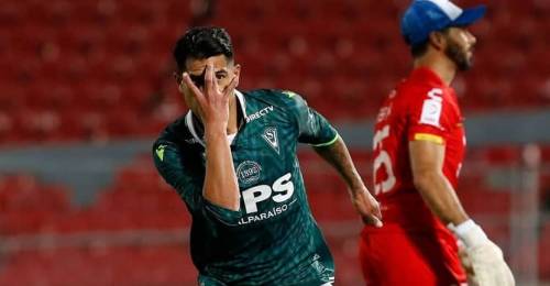 histórico delantero de Wanderers alentó al decano en el inicio de la Primera B 2025: Enzo Gutiérrez.