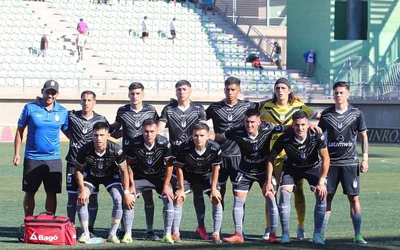 Un elenco de la Primera B sufrió la resta de nueve puntos. Nos referimos al conjunto de Santiago Morning, cuadro que ya había sido notificado de la pérdida de tres unidades en el Campeonato Nacional de Primera B 2025, debido al atraso en el pago de cotizaciones en el mes de octubre del año pasado.