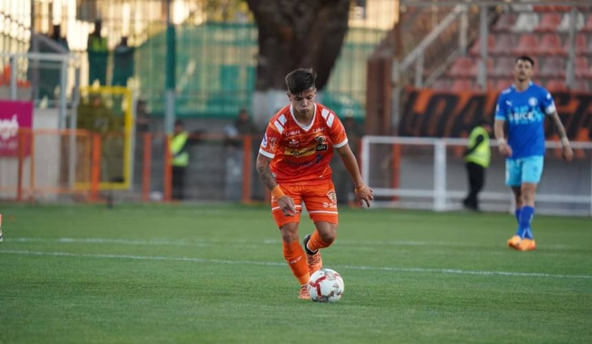 En Colo Colo aclararon que rol le asignarán a canterano de Cobreloa cuya llegada al club albo es inminente. Luego de tiras y aflojas y no exento de polémica el arribo del mediocampista de 18 años, Tomás Roco, está prácticamente sellada.