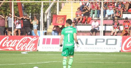 A sus 29 años, Daniel Retamal disfruta de uno de los mejores momentos de su carrera. Llamado de emergencia a mitad del año pasado para proteger la portería de San Luis de Quillota, el golero fue uno de los pocos sobrevivientes del plantel 2024 de los canarios y esta temporada arrancó como titular, pese a que los amarillos llevaron al argentino Manuel García, con un importante recorrido en los pastos de la Primera B.