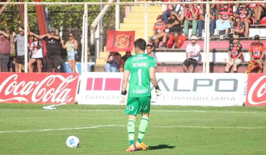 A sus 29 años, Daniel Retamal disfruta de uno de los mejores momentos de su carrera. Llamado de emergencia a mitad del año pasado para proteger la portería de San Luis de Quillota, el golero fue uno de los pocos sobrevivientes del plantel 2024 de los canarios y esta temporada arrancó como titular, pese a que los amarillos llevaron al argentino Manuel García, con un importante recorrido en los pastos de la Primera B.