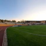 El Estadio La Granja de Curicó está quedando espectacular. El recinto situado a los pies del Cerro Condell en la ciudad de las "tortas" tuvo que esperar varios años para completar su proceso de remodelación. Por fin, este 2025, se dio luz verde a la finalización de las obras, que elevarán la capacidad del reducto deportivo hasta las 12 mil almas.