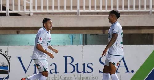 Santiago Wanderers trepó a la cima de la tabla de posiciones de Primera B luego de golear a Deportes Antofagasta 4 a 0.  El cuadro caturro estableció una clara superioridad frente al elenco puma. Tanto es así, que ya a los 2' de juego, se imponía con tanto convertido de cabeza por Josepablo Monreal, quien anticipó a Fernando Hurtado, luego de un balón bombeado que metió al área Joaquín Pereyra y que parecía, no tendría mayor relevancia.