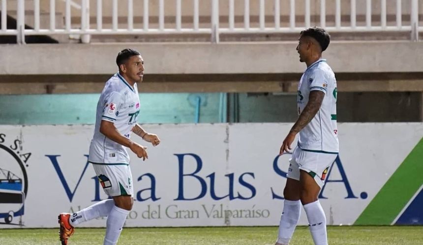 Santiago Wanderers trepó a la cima de la tabla de posiciones de Primera B luego de golear a Deportes Antofagasta 4 a 0.  El cuadro caturro estableció una clara superioridad frente al elenco puma. Tanto es así, que ya a los 2' de juego, se imponía con tanto convertido de cabeza por Josepablo Monreal, quien anticipó a Fernando Hurtado, luego de un balón bombeado que metió al área Joaquín Pereyra y que parecía, no tendría mayor relevancia.