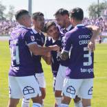 Deportes Concepción está intratable y ahora goleó a Santiago Morning. El cuadro lila llegó hasta el Municipal de La Pintana- recordemos que invirtió localía con los bohemios- donde se impuso con total superioridad al conjunto capitalino, acumulando su cuarto triunfo en línea y metiéndose bien arriba en la tabla de posiciones de Primera B.