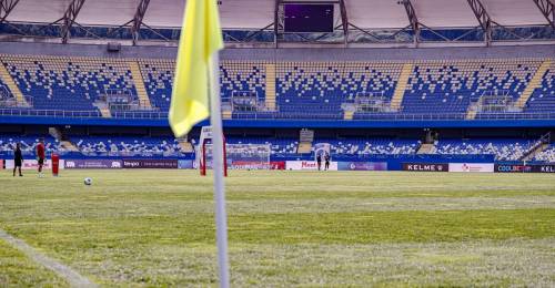 El estadio Ester Roa Rebolledo estará cerrado por seis meses para someterse a una profunda remodelación de su cancha. El recinto de Concepción, hogar de Universidad de Concepción y Deportes Concepción, será intervenido con la extracción completa de la capa de suelo y la incorporación de arena certificada, además de un nuevo sembrado de césped Rye grass y mejoras en el sistema de riego. El partidazo en Primera B que marcará el cierre temporal del Ester Roa Rebolledo