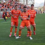 La moda de las calcetas antideslizantes llena de tarjetas amarillas a los futbolistas de Primera B