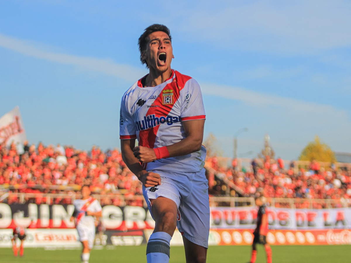 Marcó su primer gol en el profesionalismo en un "Clásico" pero no se nubla: "Fue especial pero..." 1 ian aliaga 2