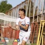 Unión San Felipe derrotó a Magallanes y sumó su primer triunfo en el torneo. El Uní-Uní era el único equipo que no había ganado en la competencia de ascenso y parecía que, una vez más, se quedaba sin festejar. Sin embargo, en la agonía, Martín Cárcamo aprovechó un yerro de la defensa albiceleste, eludió a dos defensores y definió con clase ante Mathias Bernatene, desatando la algarabía de los fieles hinchas que llegaron al Municipal de San Felipe.