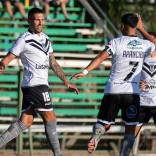 Santiago Morning cosechó un valioso triunfo que le permitió acercarse al penúltimo de la tabla, Unión San Felipe. Los bohemios continúan su particular lucha por revertir el puntaje negativo con el que comenzaron la campaña debido a incumplimientos económicos a fines del 2024 y quedaron muy cerca de comenzar a mover de manera positiva, su puntuación.