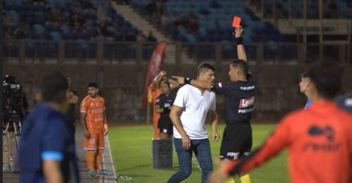 El DT del sublíder de la Primera B se aburrió de los arbitrajes. San Marcos de Arica se sintió perjudicado con el arbitraje de Claudio Díaz en la derrota por la cuenta mínima vs Deportes Copiapó, resultado que lo sacó de cima de la tabla de posiciones. La molestia del técnico Germán Cavalieri era evidente y así lo expresó tras el partido, cuando reveló que el club protestará formalmente ante el jefe de la Comisión de Árbitros, Roberto Tobar.