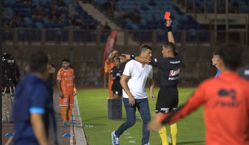 El DT del sublíder de la Primera B se aburrió de los arbitrajes. San Marcos de Arica se sintió perjudicado con el arbitraje de Claudio Díaz en la derrota por la cuenta mínima vs Deportes Copiapó, resultado que lo sacó de cima de la tabla de posiciones. La molestia del técnico Germán Cavalieri era evidente y así lo expresó tras el partido, cuando reveló que el club protestará formalmente ante el jefe de la Comisión de Árbitros, Roberto Tobar.