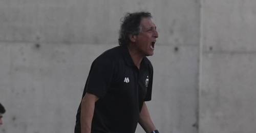 En suspenso quedó la continuidad de Mario Salas en Deportes Temuco. El entrenador no fue a la conferencia post derrota 3-0 vs Deportes Copiapó en el norte: estuvo reunido con la directiva que encabeza Marcelo Salas. Tras la conversación con el entrenador, el director deportivo del "pije", Roberto Rojas, abordó la situación del "Comandante", declaraciones que fueron captadas por PrimeraBChile en el estadio Luis Valenzuela Hermosilla.