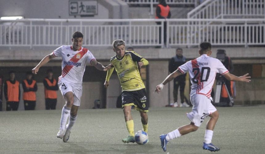 Pese a la derrota en la agonía vs San Luis de Quillota, el director técnico de Curicó Unido no cambia sus convicciones. Héctor Almandoz se mantuvo firme en su idea de juego, pese a que los albirrojos se quedaron con las manos vacías, en un partido en el que merecieron algo más.