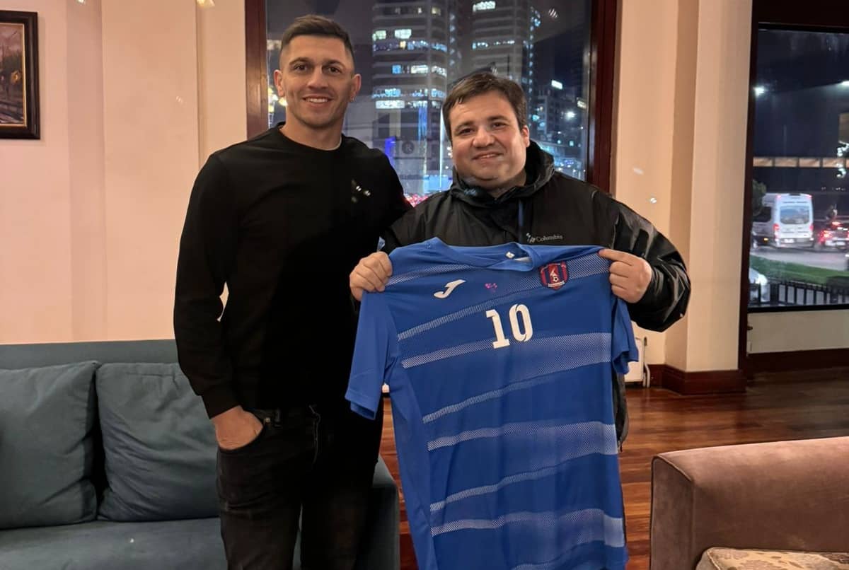 Espectacular alianza surge para Puerto Montt tras saludo cumpleañero de campeón de Champions 1 Elías Lazcani, gestor deportivo de Deportes Puerto Montt, junto a Luciano Vázquez reciben la camiseta del Al Shahania, elenco que establecería una alianza con el "Velero".