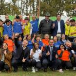 En una emotiva ceremonia realizada en la cancha del Club Deportivo Unión Figueroa de Pencahue, el ministro del Deporte, Jaime Pizarro, presentó oficialmente la “Ley Juega Seguro”. La normativa, impulsada por el diputado Jorge Guzmán, busca implementar protocolos de emergencia médica en eventos deportivos, con el objetivo de prevenir tragedias como la ocurrida en junio de 2022, cuando el futbolista amateur Pablo González, de 34 años, falleció por un paro cardiorrespiratorio mientras jugaba en ese mismo recinto.
