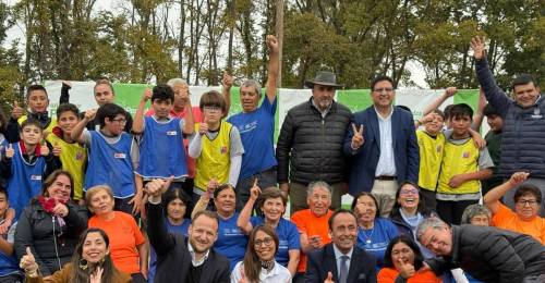 En una emotiva ceremonia realizada en la cancha del Club Deportivo Unión Figueroa de Pencahue, el ministro del Deporte, Jaime Pizarro, presentó oficialmente la “Ley Juega Seguro”. La normativa, impulsada por el diputado Jorge Guzmán, busca implementar protocolos de emergencia médica en eventos deportivos, con el objetivo de prevenir tragedias como la ocurrida en junio de 2022, cuando el futbolista amateur Pablo González, de 34 años, falleció por un paro cardiorrespiratorio mientras jugaba en ese mismo recinto.