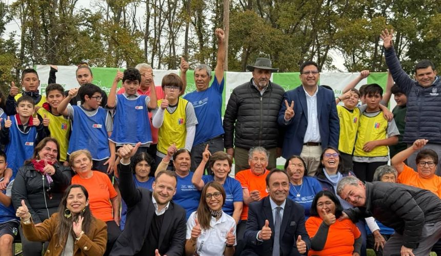 En una emotiva ceremonia realizada en la cancha del Club Deportivo Unión Figueroa de Pencahue, el ministro del Deporte, Jaime Pizarro, presentó oficialmente la “Ley Juega Seguro”. La normativa, impulsada por el diputado Jorge Guzmán, busca implementar protocolos de emergencia médica en eventos deportivos, con el objetivo de prevenir tragedias como la ocurrida en junio de 2022, cuando el futbolista amateur Pablo González, de 34 años, falleció por un paro cardiorrespiratorio mientras jugaba en ese mismo recinto.