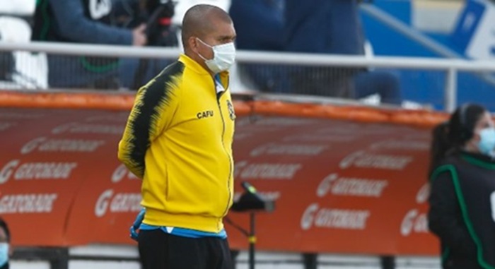 ¡Atención! Una de las bancas libres en el fútbol chileno ya tiene nuevo DT. En PrimeraBChile podemos confirmar que Santiago City ya tiene nuevo director técnico. Se trata de Rafael Celedón, exfutbolista de 45 años, quien tomará las riendas del cuadro capitalino con el objetivo de cambiar el rumbo del equipo en la Segunda División.