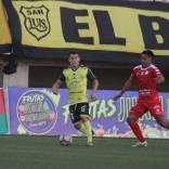 Este martes 20 de mayo se conocerá al penúltimo clasificado a los octavos de final de Copa Chile. A contar de las 12:00 horas, Unión La Calera y San Luis de Quillota retomarán el encuentro que debió suspenderse el pasado domingo 11 de mayo, debido a incidentes que terminaron con hinchas de los canarios, lastimados, luego que la barra de La Calera, lanzara pirotecnia y bombas de estruendo.