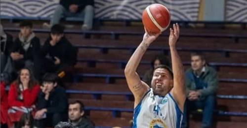 No hubo luz verde para el Clásico del Sur pero si se jugará básquetbol en Puerto Varas. Las autoridades decidieron dejar en stand by el duelo entre Provincial Osorno y Deportes Puerto Montt por la undécima fecha del torneo de Segunda División, desatando una guerra de declaraciones cruzadas entre el Presidente de los "Toros" y el alto mando de Carabineros en la Región de Los Lagos.