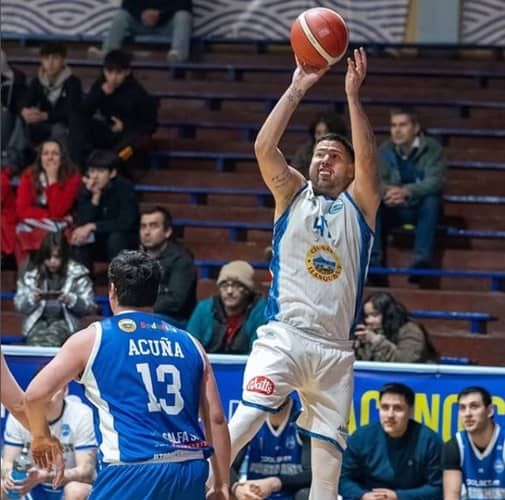 No hubo luz verde para el Clásico del Sur pero si se jugará básquetbol en Puerto Varas. Las autoridades decidieron dejar en stand by el duelo entre Provincial Osorno y Deportes Puerto Montt por la undécima fecha del torneo de Segunda División, desatando una guerra de declaraciones cruzadas entre el Presidente de los "Toros" y el alto mando de Carabineros en la Región de Los Lagos.