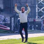 Héctor Almandoz quiere aprovechar el envión anímico tras eliminar a la U en Copa Chile. Curicó Unido, elenco dirigido técnicamente por el argentino, dio la gran sorpresa en el certamen copero y se impuso en llave ante el actual monarca, elenco al que derrotó 2 a 1 en la ida jugada el domingo pasado en Talcahuano y con el que empató 2 a 2, en el Nacional, este miércoles. 