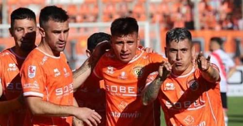 Se movió la tabla de posiciones de Primera B con el triunfo de Cobreloa por 3 a 2 vs Curicó Unido. Además, Deportes Recoleta y Deportes Temuco igualaron 2 a 2 en el Municipal de Recoleta, resultado que los mantiene en la zona media de la clasificación. A primera hora en tanto, Unión San Felipe dio cuenta de Deportes Concepción y logró dejar el último lugar.