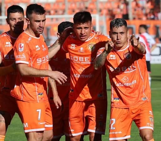 Se movió la tabla de posiciones de Primera B con el triunfo de Cobreloa por 3 a 2 vs Curicó Unido. Además, Deportes Recoleta y Deportes Temuco igualaron 2 a 2 en el Municipal de Recoleta, resultado que los mantiene en la zona media de la clasificación. A primera hora en tanto, Unión San Felipe dio cuenta de Deportes Concepción y logró dejar el último lugar.