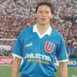 El fútbol chileno está de luto: falleció histórico goleador de la U y Santiago Wanderers. A la edad de 63 años, partió de este mundo el icónico delantero azul, Eduardo "Gino" Cofré, quien inició su carrera en el decano del fútbol chileno.