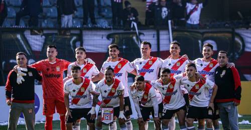 Elenco de la Primera B no podrá fichar jugadores en el mercado invernal debido a problemas con el Fair Play Financiero. Nos referimos específicamente a Curicó Unido conjunto al que decisiones de campañas anteriores le siguen pasando la cuenta. 