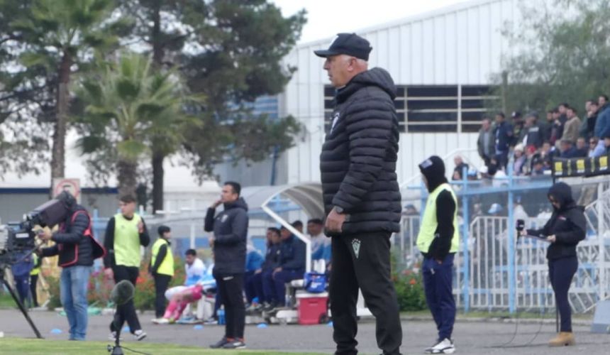 Ya ratificado como director técnico para la segunda rueda de Primera B, Domingo Sorace piensa en los refuerzos que necesita Santiago Wanderers. El entrenador caturro sabe que hay un compromiso para llevar a Enzo Gutiérrez, aunque el tema lo debe cerrar la dirigencia. También reveló que se trabaja para potenciar otras zonas de la cancha". 