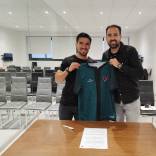 Dos futbolistas chilenos que ascendieron desde Primera B buscarán dejar su huella en Europa Supieron de éxitos en la Primera B y ahora van por un desafío mayor: dos chilenos saltan a la Primera División en Europa