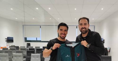 Dos futbolistas chilenos que ascendieron desde Primera B buscarán dejar su huella en Europa Supieron de éxitos en la Primera B y ahora van por un desafío mayor: dos chilenos saltan a la Primera División en Europa