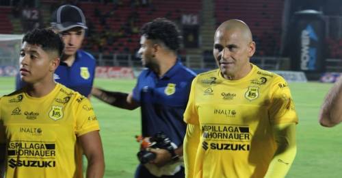 Humberto Suazo quiere que su último baile sea en cancha. A sus 44 años “Chupete” sigue regalando magia en los pastos de la Primera B pero también las batallas pasan su cuenta. El otrora goleador de la selección chilena, volvió a resentirse de una lesión que ya lo complicó la temporada pasada.