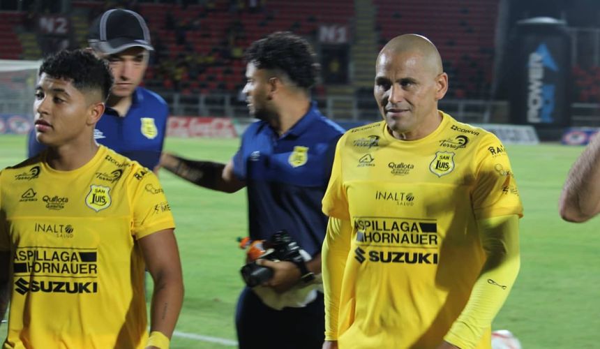 Humberto Suazo se plantea retirarse en cancha pese a lesión