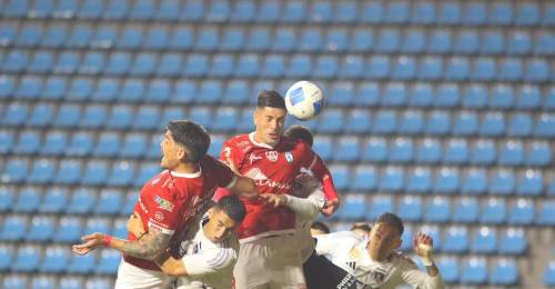 Seriamente complicado con el descenso a Primera B, Deportes Iquique toma decisiones en materia de fichajes. Los celestes se pusieron al día en el campeonato de Primera División con un empate 2 a 2 vs el conjunto de Colo Colo, resultado que los mantiene en el fondo de la tabla de posiciones. 