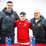 Joven valor de Rangers de Talca firmó su primer contrato profesional. Javier Araya, canterano de los piducanos dio un importante paso en su carrera profesional al firmar su primer contrato como futbolista.