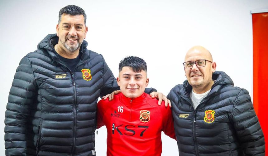 Joven valor de Rangers de Talca firmó su primer contrato profesional. Javier Araya, canterano de los piducanos dio un importante paso en su carrera profesional al firmar su primer contrato como futbolista.