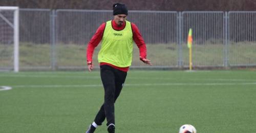 El regreso de una promesa: Luis Rojas tendría todo acordado con club de la Primera B El delantero Luis Rojas volvería a Chile para jugar en la Primera B. El atacante, formado en Universidad de Chile, emigró a Italia el 2020 para jugar en el Crotone para luego jugar en el Pro Vercelli, regresar al Crotone y posterior a ello, partir al fútbol de Eslovaquia, específicamente al FK AS Trencin.