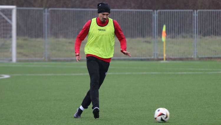 El regreso de una promesa: Luis Rojas tendría todo acordado con club de la Primera B El delantero Luis Rojas volvería a Chile para jugar en la Primera B. El atacante, formado en Universidad de Chile, emigró a Italia el 2020 para jugar en el Crotone para luego jugar en el Pro Vercelli, regresar al Crotone y posterior a ello, partir al fútbol de Eslovaquia, específicamente al FK AS Trencin.