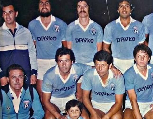 El líder de la Primera B está de luto: un histórico utilero de San Marcos de Arica falleció a los 93 años. Así lo informó el medio DeportesArica.cl, que a través de las redes sociales, dio cuenta del triste suceso.