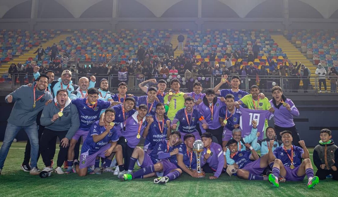 Un título y una visión: el ambicioso plan de Deportes Concepción para potenciar el fútbol nacional 1 El plantel de la serie de proyección de Deportes Concepción celebra la obtención de la Copa Futuro.