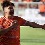 Aldrix Jara brilla con Cobreloa en la Primera B y se ha convertido en una de las grandes revelaciones del campeonato. El delantero, formado en Santiago Wanderers y proveniente de Deportes Limache, ya suma cinco goles con la camiseta naranja. Su explosivo rendimiento ha sido clave para el repunte del equipo dirigido por César Bravo, quien confió en él tras haber sido descartado en Valparaíso.