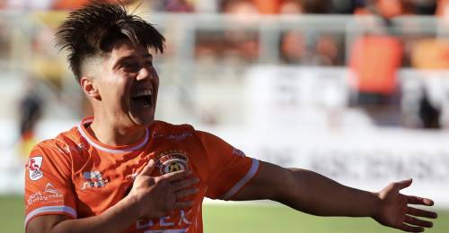 Aldrix Jara brilla con Cobreloa en la Primera B y se ha convertido en una de las grandes revelaciones del campeonato. El delantero, formado en Santiago Wanderers y proveniente de Deportes Limache, ya suma cinco goles con la camiseta naranja. Su explosivo rendimiento ha sido clave para el repunte del equipo dirigido por César Bravo, quien confió en él tras haber sido descartado en Valparaíso.