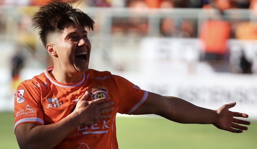 Aldrix Jara brilla con Cobreloa en la Primera B y se ha convertido en una de las grandes revelaciones del campeonato. El delantero, formado en Santiago Wanderers y proveniente de Deportes Limache, ya suma cinco goles con la camiseta naranja. Su explosivo rendimiento ha sido clave para el repunte del equipo dirigido por César Bravo, quien confió en él tras haber sido descartado en Valparaíso.