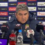 En una tensa conferencia de prensa, Emiliano Astorga se defiende tras críticas a su estrategia en el empate entre Curicó Unido y Deportes Concepción. El técnico enfrentó con dureza los cuestionamientos por optar por un esquema defensivo tras las expulsiones de dos de sus jugadores, lo que condicionó por completo el planteamiento del encuentro.