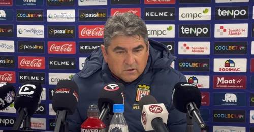 En una tensa conferencia de prensa, Emiliano Astorga se defiende tras críticas a su estrategia en el empate entre Curicó Unido y Deportes Concepción. El técnico enfrentó con dureza los cuestionamientos por optar por un esquema defensivo tras las expulsiones de dos de sus jugadores, lo que condicionó por completo el planteamiento del encuentro.