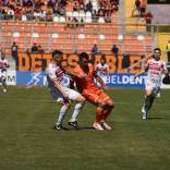 Hoy se vivirá una jornada crucial para completar los cuartos de final de la liguilla de ascenso de Primera B. Santiago Wanderers sigue esperando para conocer a su rival, el que puede ser Cobreloa o Deportes Copiapó. Cobreloa y Deportes Copiapó se midieron en el marco de la fecha 22 de Primera B: el cuadro naranja tenía la obligación de ganar para quedar a tan solo un punto del líder de la clasificación, Santiago Wanderers, mientras que el "León" de Atacama buscaba una victoria que lo posicionase como líder exclusivo.