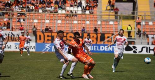 Hoy se vivirá una jornada crucial para completar los cuartos de final de la liguilla de ascenso de Primera B. Santiago Wanderers sigue esperando para conocer a su rival, el que puede ser Cobreloa o Deportes Copiapó. Cobreloa y Deportes Copiapó se midieron en el marco de la fecha 22 de Primera B: el cuadro naranja tenía la obligación de ganar para quedar a tan solo un punto del líder de la clasificación, Santiago Wanderers, mientras que el "León" de Atacama buscaba una victoria que lo posicionase como líder exclusivo.